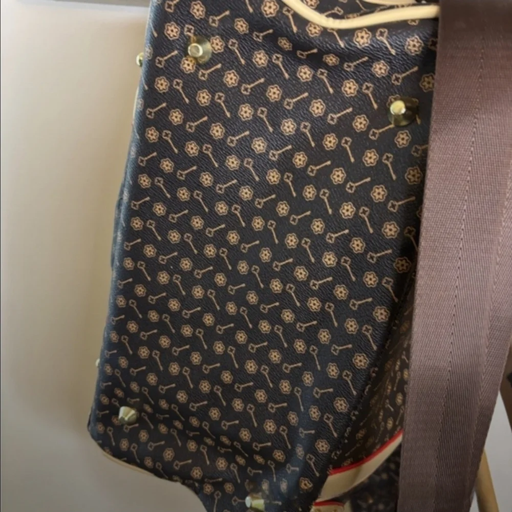 Fine Elegant Canine Couture Stylish Tan Black Faux Leather Signature Pet Carrier